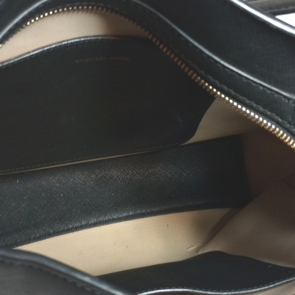 Michael Kors Walsh Shoulder Bag - Picture 4 of 9
